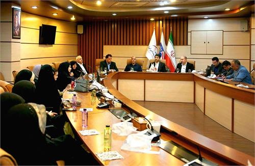 وزیر ارتباطات با خانواده شهدای پژوهشگاه فضایی دیدار کرد