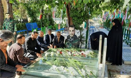 نماینده وزیر ارتباطات با خانواده های دو شهید والامقام مدافع حرم دیدار کرد
