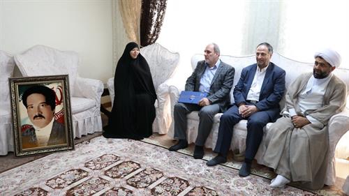 دیدار جمعی از مسوولان وزارت ارتباطات با خانواده شهید علی اکبر ابراهیمی