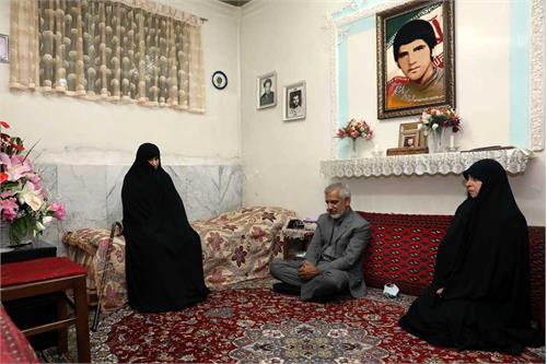 دیدار مشاور وزیر در امور ایثارگران با خانواده شهید افشار مطلق