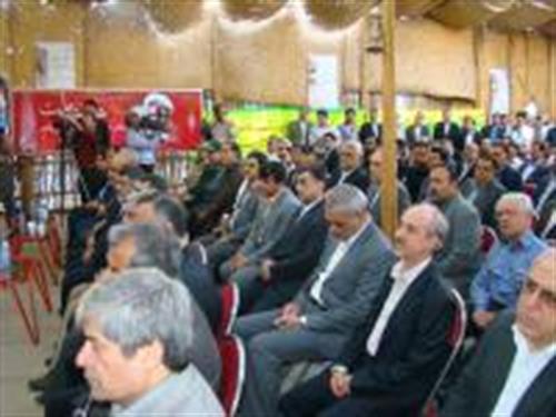 در آغازین روز هفته دولت مدیران ادارات و استاندارمحترم استان خوزستان به شهدا ادای احترام کردند