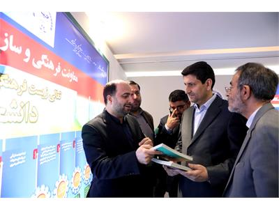 بازدید وزیر ارتباطات از نمایشگاه دستاوردهای جهاد دانشگاهی