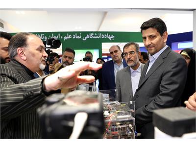 بازدید وزیر ارتباطات از نمایشگاه دستاوردهای جهاد دانشگاهی