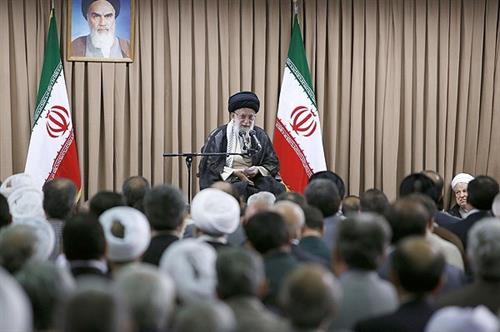 رهبر معظم انقلاب در دیدار مسئولان و کارگزاران نظام: هدف دشمن ایجاد خطای محاسباتی در مسئولان با تهدید و تطمیع است/ دولت را تأیید و حمایت می‌کنم/ باید قوی‌تر شویم