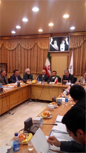 دکتر واعظی در جلسه اتاق بازرگانی استان آذربایجان شرقی: تبدیل شدن تبریز به هاب پستی از اولویتهای وزارت ارتباطات و شرکت پست است