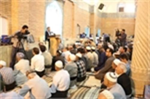دکتر محمود واعظی به همراه معاونین و مدیران وزارت ارتباطات و فناوری اطلاعات در جمع نمازگزاران سنندج حاضر و به عنوان سخنران پیش از خطبه های نماز جمعه سخنرانی کردند.
