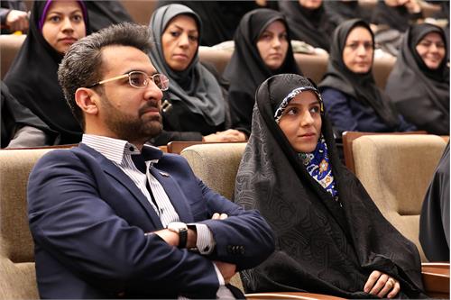 لازم نیست برای حفظ قوام خانواده تحمل در برابر کتک خوردن به زنان آموزش دهیم / زنان می توانند نقش موثری در اقتصاد دیجیتال داشته باشند/ رشد چهار درصدی مدیران زن وزارت ارتباطات در دولت دوازدهم