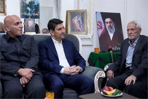 تجلیل وزیر ارتباطات از خانواده شهیدان موسوی و خطیب