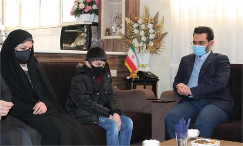 وزیر ارتباطات مهمان خانواده شهید مدافع حرم در زاهدان شد