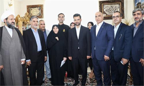 این نظام و انقلاب مدیون ازخودگذشتگی‌های شهدا است/ دولت با تمام توان تلاش می‌کند مشکلات اقتصادی را مدیریت کند/ مسئولان نباید خود را از مردم جدا کنند