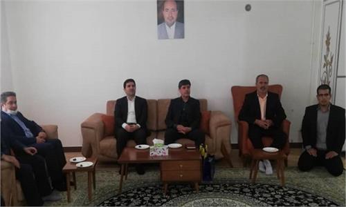 دیدار مدیرعامل شرکت ملی پست با خانواده یکی از همکاران قربانی کرونا