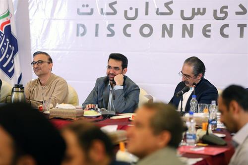 نشست آذری جهرمی با جمعی از طنزپردازان کشور
