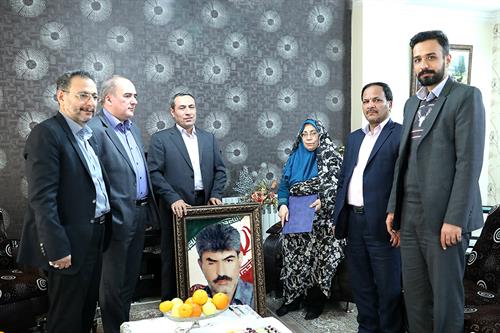 تقدیرنامه وزیر ارتباطات تقدیم خانواده شهید محسنی فاضل شد