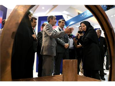 بازدید وزیر ارتباطات از نمایشگاه دستاوردهای جهاد دانشگاهی