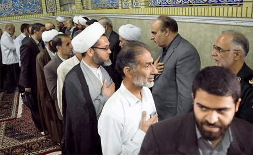 مراسم بزرگداشت جان باختگان حادثه منا با حضور اقشار مختلف مردم در کرمانشاه برگزار شد.
