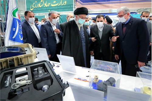 رهبر معظم انقلاب از غرفه وزارت ارتباطات در نمایشگاه توانمندی های داخلی بازدید کردند