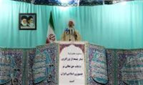 حضور مدیر کل به همراه کارکنان اداره‌کل و  زیر مجموعه وزارت در نماز جمعه طی برنامه‌های هفته ارتباطات و فناوری اطلاعات