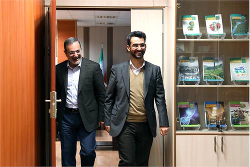 متولیان تولید محتوا مورد حمایت وزارت ارتباطات هستند/باید در فضای مجازی آتش به اختیار وارد شویم