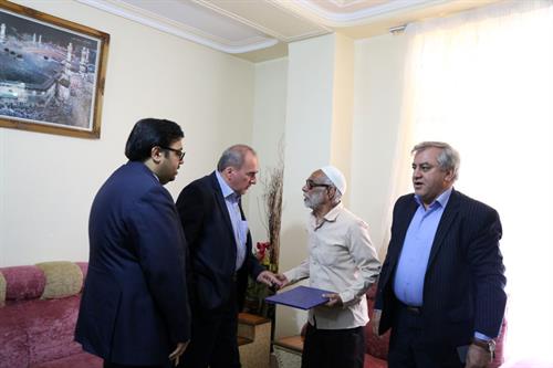 تقدیر دکتر واعظی از آزادگان و خانواده شهدای وزارت ارتباطات در استان هرمزگان