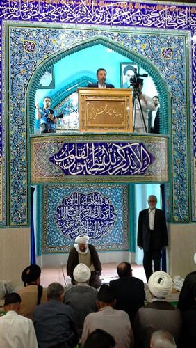 دکتر واعظی در نماز جمعه تویسرکان حضور یافت