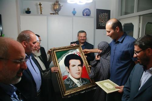 از خانواده شهدای استان زنجان تجلیل شد