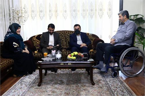 وزیر ارتباطات به دیدار یکی از جانبازان دفاع مقدس رفت
