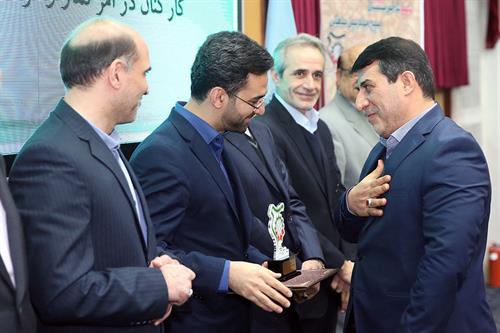 تقدیر از معاون وزیر ارتباطات و فناوری اطلاعات به عنوان مدیر برتر جهادی