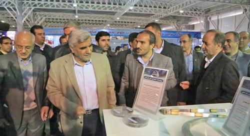 بازدید وزیر علوم، تحقیقات و فناوری از غرفه پژوهشگاه فضایی ایران