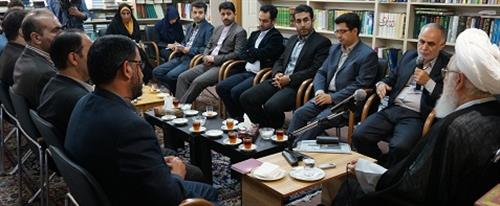 دیدار مدیران حوزه ارتباطات و فناوری اطلاعات گیلان و واحدهای استانی زیرمجموعه وزارت ارتباطات با نماینده ولی فقیه در استان، به مناسبت 27 اردیبهشت ماه روز جهانی ارتباطات انجام شد.
