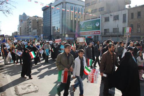 استقبال راهپیمایان یوم الله بیست و دوم بهمن از ایستگاه فرهنگی پست بانک ایران