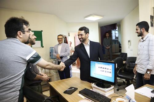 دیدار صمیمانه آذری جهرمی با خبرنگاران یک روزنامه در روز خبرنگار