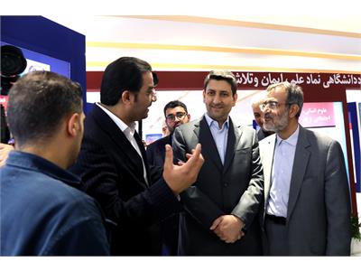 بازدید وزیر ارتباطات از نمایشگاه دستاوردهای جهاد دانشگاهی