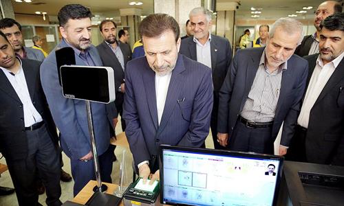 بازدید وزیر ارتباطات از منطقه 15 پستی/ ثبت نام دکتر واعظی جهت دریافت "کارت هوشمند ملی"