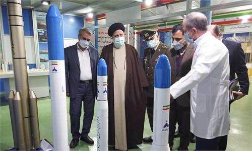 بازدید ۴ ساعته رئیس‌جمهوری از نمایشگاه ظرفیت‌های فضایی کشور