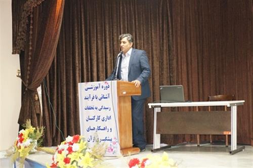 در نظام اداری مدیر توانا کسی است که بر تمام کارها اشراف داشته باشد