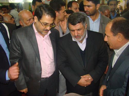 بازدید استاندار خوزستان از غرفه ارتباطات در نمایشگاه دستاوردهای انقلاب اسلامی