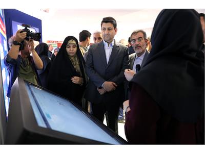 بازدید وزیر ارتباطات از نمایشگاه دستاوردهای جهاد دانشگاهی