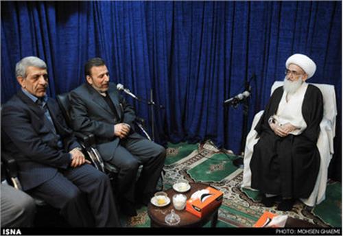 دکتر واعظی با آیت الله العظمی نوری همدانی دیدار کرد.