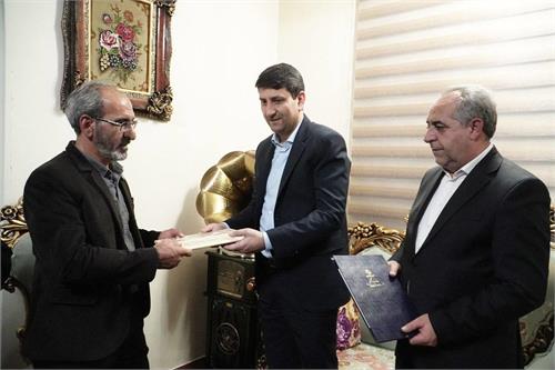 وزیر ارتباطات با خانواده شهید اقتدار دیدار کرد