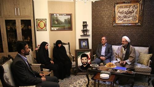 دیدار جمعی از مدیران وزارت ارتباطات با خانواده شهیدان دستگیر و قدیری