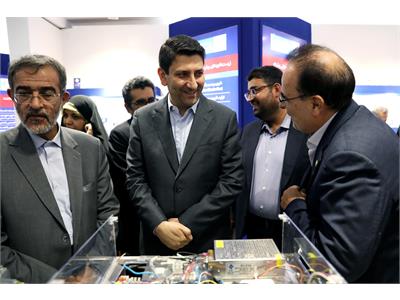 بازدید وزیر ارتباطات از نمایشگاه دستاوردهای جهاد دانشگاهی