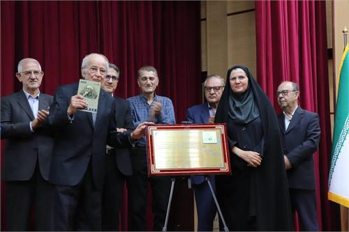 تجلیل از پروفسور احمد خادم‌زاده به مناسبت روز جهانی ارتباطات