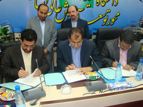 همزمان با دور چهارم سفرهای استانی هیات دولت  تفاهم نامه سه جانبه تحقیق و پژوهش فناوری اطلاعات در استان خوزستان مبادله شد