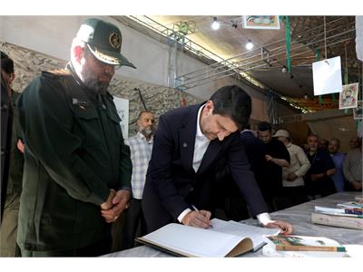 افتتاح نمایشگاه «دفاع همچنان باقی است» با حضور وزیر ارتباطات