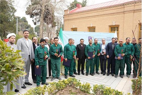 درختکاری وزیر ارتباطات در روز درختکاری