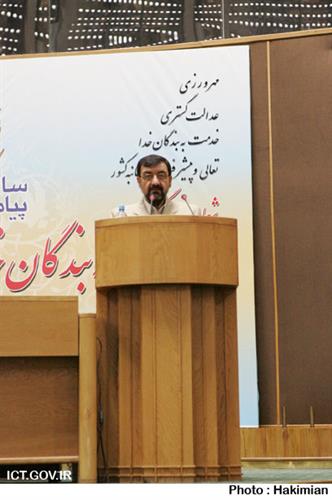 دبیر مجمع تشخیص مصلحت نظام تاکید کرد: شبکه‌های ارتباطات و فناوری اطلاعات باید در ایران بین‌المللی طراحی شود