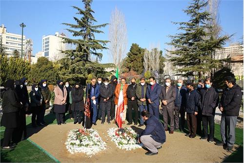 کارکنان روابط‌عمومی به زیارت قبور شهدای گمنام رفتند
